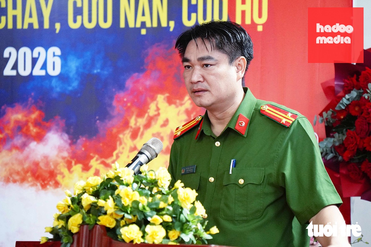 Trung tá Phạm Văn Túc - Đội trưởng Đội Chữa cháy và cứu nạn cứu hộ khu vực 17 - phát biểu tại chương trình - Ảnh: KỲ PHONG