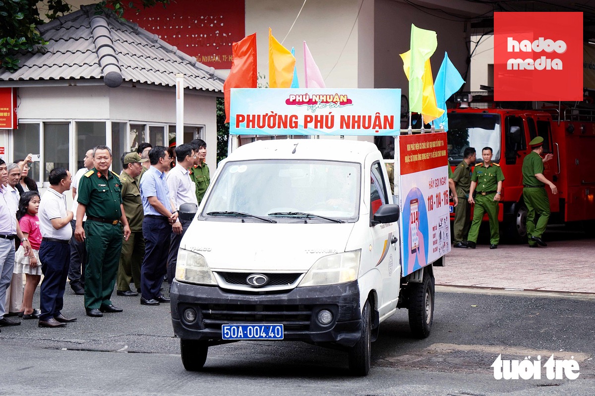 Ban tổ chức cũng phát lệnh diễu hành đoàn xe cổ động tuyên truyền về phòng cháy chữa cháy với lộ trình đi qua các phường Đức Nhuận, Phú Nhuận, Cầu Kiệu - Ảnh: KỲ PHONG