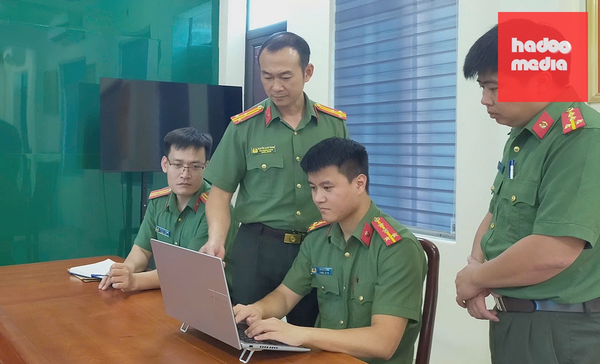Cán bộ Phòng An ninh mạng và Phòng chống tội phạm sử dụng công nghệ cao Công an tỉnh Thanh Hoá điều tra vụ án. Ảnh: Lam Sơn