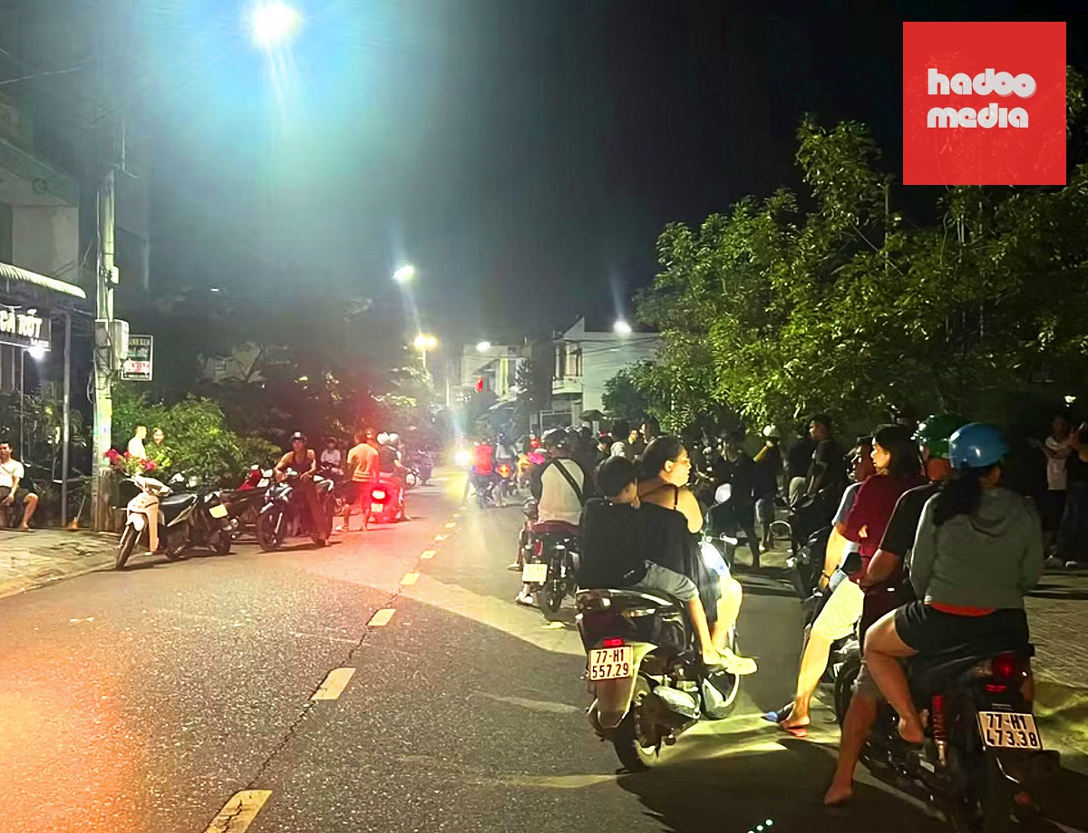 Người dân tập trung nghe ngóng thông tin bên ngoài hiện trường vụ án đêm 3-10 - Ảnh: Đ.H.