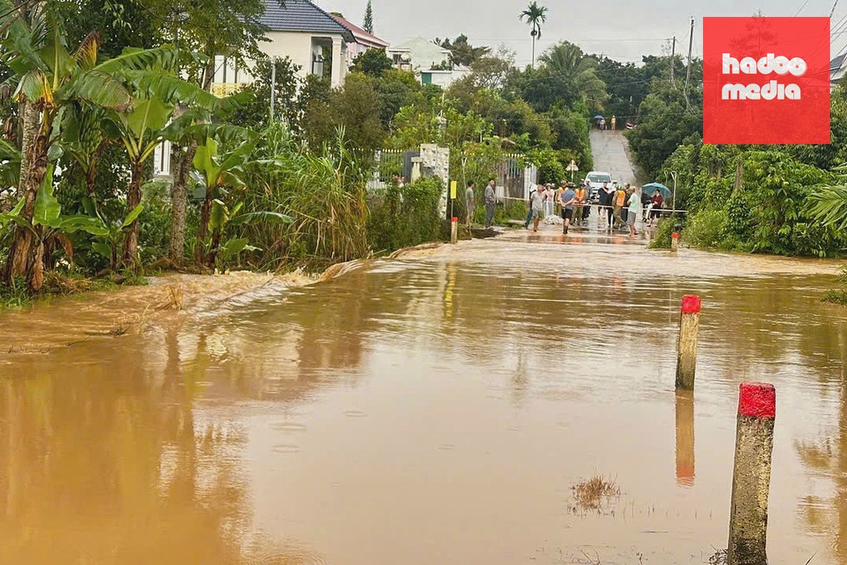 Đường dân sinh ở xã Bảo Lâm 2 bị ngập sâu, nước chảy mạnh. Ảnh: Hoài Thanh