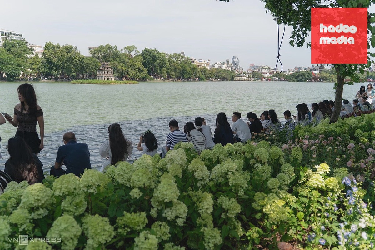 Người dân dạo Hồ Gươm những ngày cuối tháng 8/2026. Ảnh: Hoàng Giang