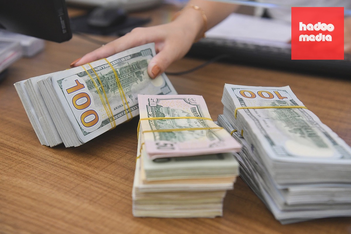 Giao dịch tiền mặt tại một ngân hàng. Ảnh: Giang Huy