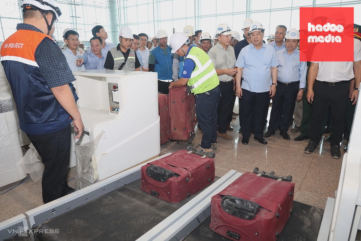Phó thủ tướng Phạm Gia Túc kiểm tra việc chạy thử băng chuyền hành lý tại sân bay Long Thành. Ảnh: Phước Tuấn