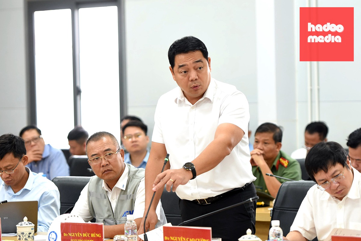 Ông Nguyễn Đức Hùng - quyền Tổng giám đốc Tổng công ty Cảng hàng không Việt Nam - báo cáo tại buổi làm việc - Ảnh: A LỘC