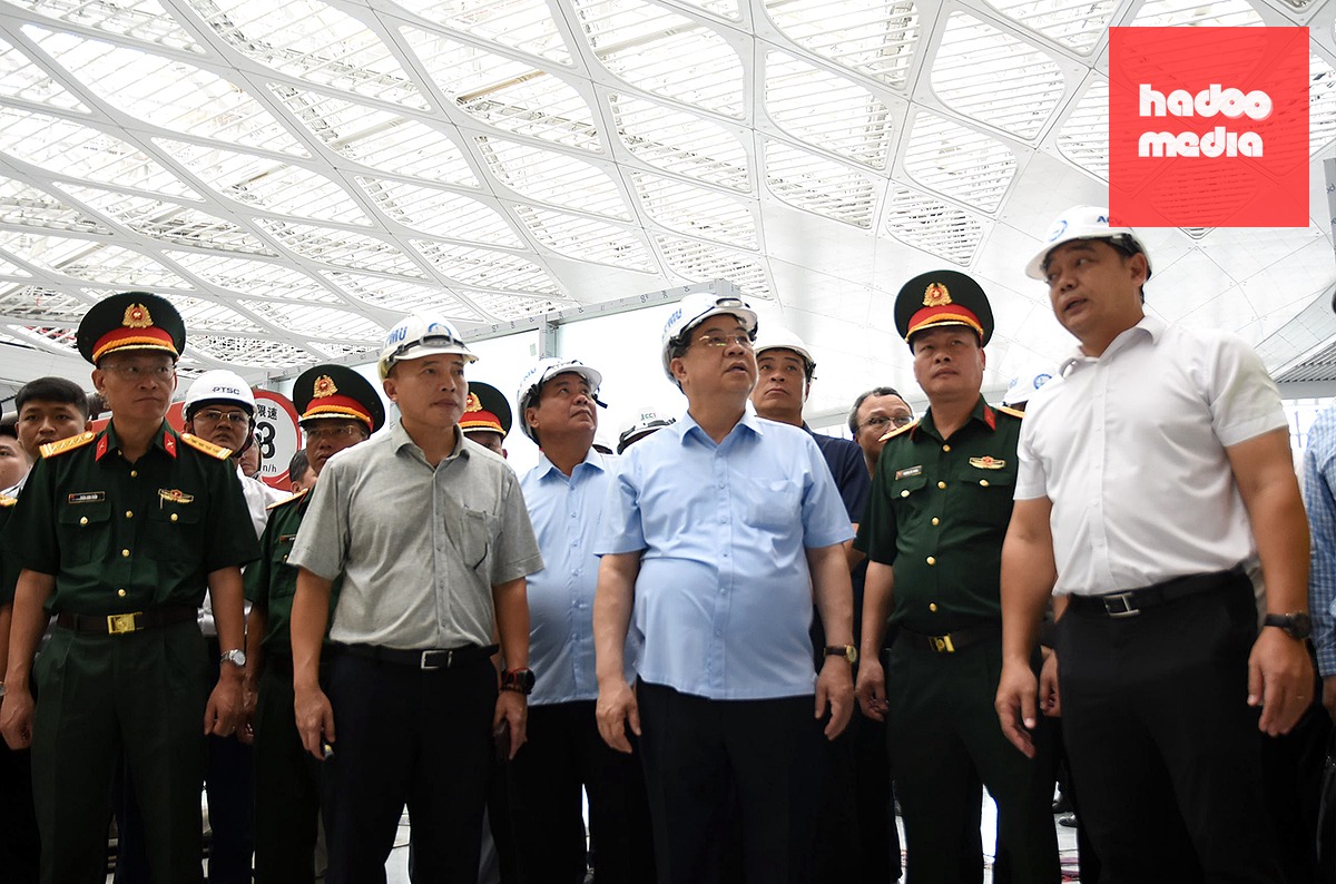 Phó thủ tướng thường trực Chính phủ Phạm Gia Túc cùng đoàn công tác kiểm tra thực tế hạng mục nhà ga hành khách tại sân bay Long Thành - Ảnh: A LỘC