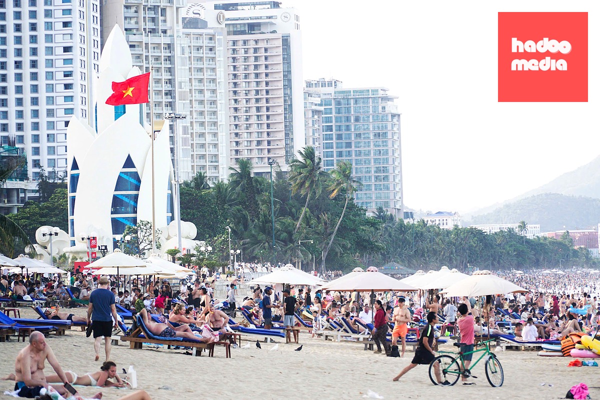 Bãi biển Nha Trang đông nghẹt du khách nước ngoài - Ảnh: NGUYỄN HOÀNG