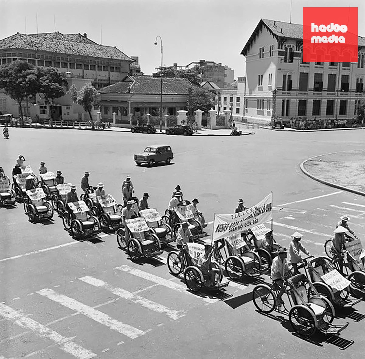 Nghiệp đoàn xích lô chạy xe đấu tranh cho quyền lợi năm 1959 - Ảnh: Flickr