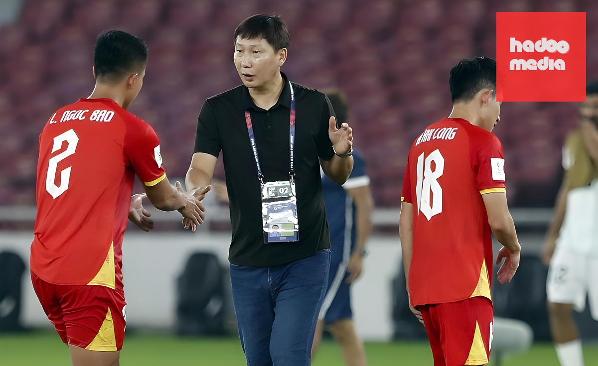 HLV Kim Sang-sik sẽ giải quyết bài toán hàng thủ ra sao? Ảnh: VFF.