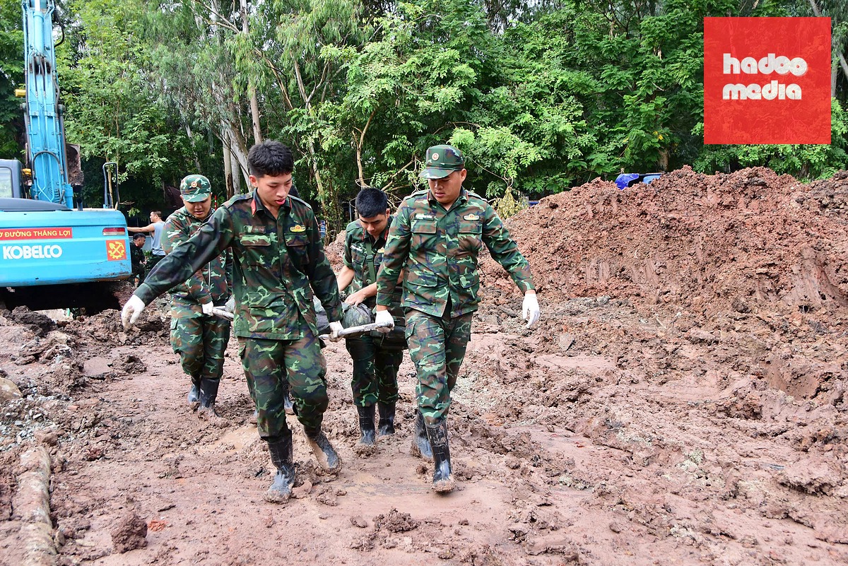 Ngày 4-10, đội K74 tìm thấy thêm 5 bộ hài cốt liệt sĩ tại công viên Lê Thị Riêng - Ảnh: Bộ Tư lệnh TP.HCM