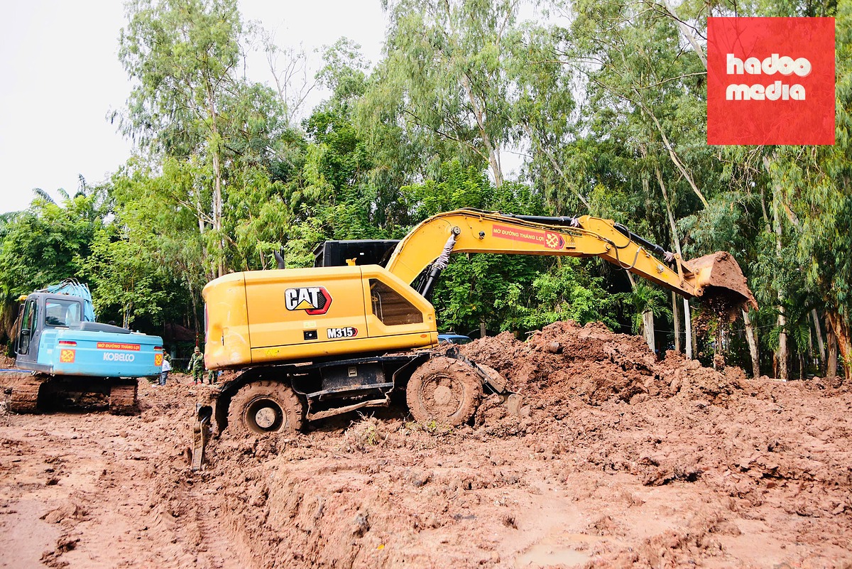 Trong ngày, lực lượng làm nhiệm vụ đã xử lý hơn 400m³ đất, tiếp tục mở rộng phạm vi tìm kiếm tại khu B - Ảnh: Bộ Tư lệnh TP.HCM