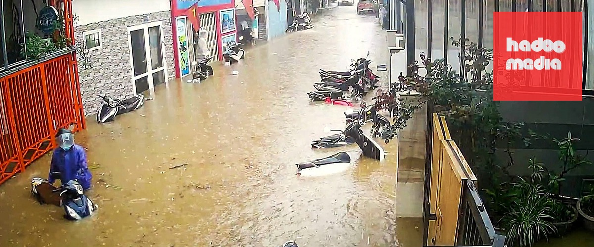 Khu vực trũng dọc suối Phan Đình Phùng bị ngập nặng - Ảnh: V.D.