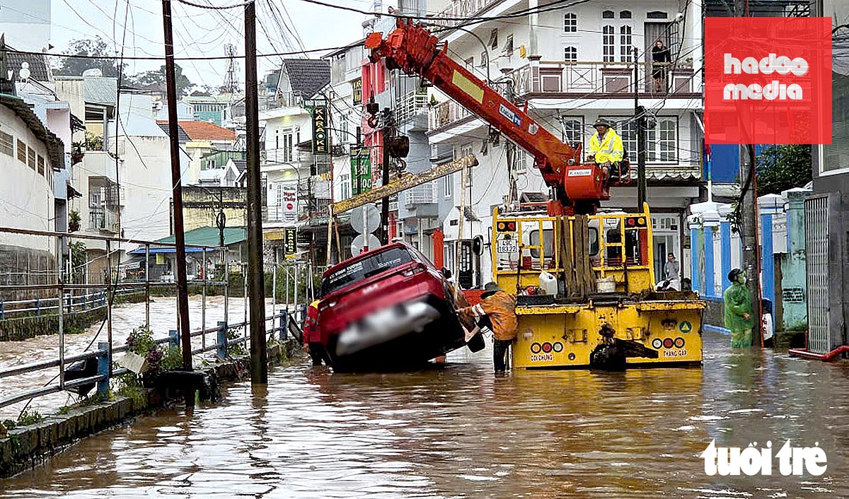 Xe ô tô bị ngập do đậu ở đường Tô Ngọc Vân, dọc tuyến suối Phan Đình Phùng - Ảnh: M.V.