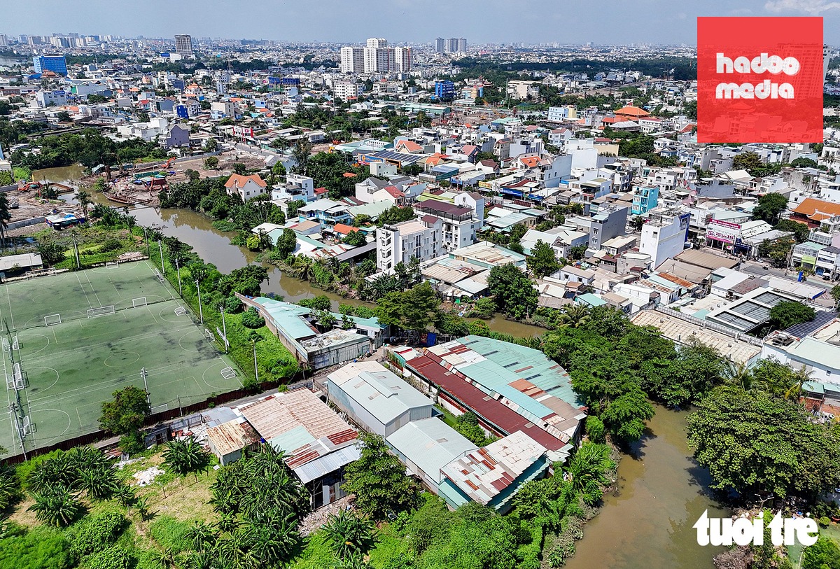 Rạch Thủ Đức khu vực quanh khu dân cư đường số 11 - Ảnh: CHÂU TUẤN