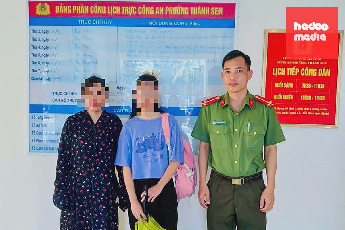 Bé gái (đứng giữa), được công an bàn giao cho phụ huynh. Ảnh: Công an cung cấp