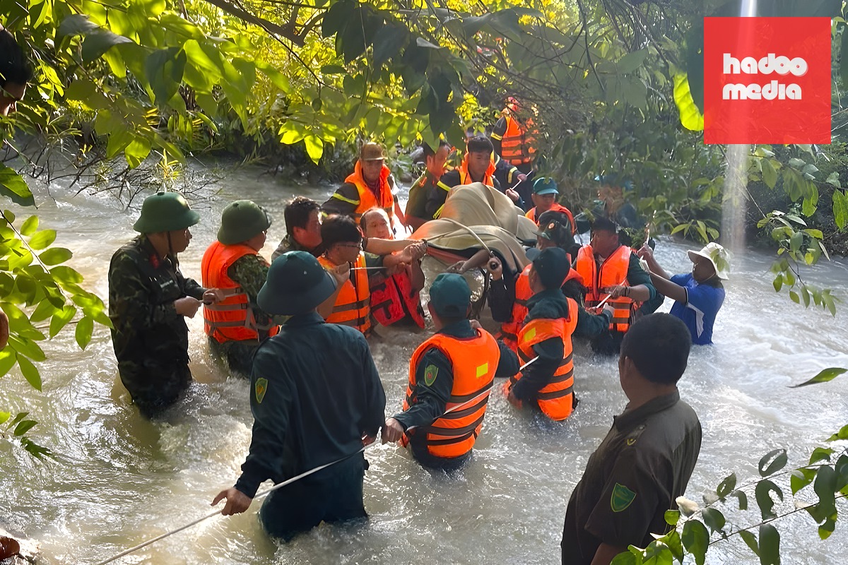 Lực lượng cứu nạn đưa thi thể anh Linh qua suối, sáng 5/10. Ảnh: Chi Yêng