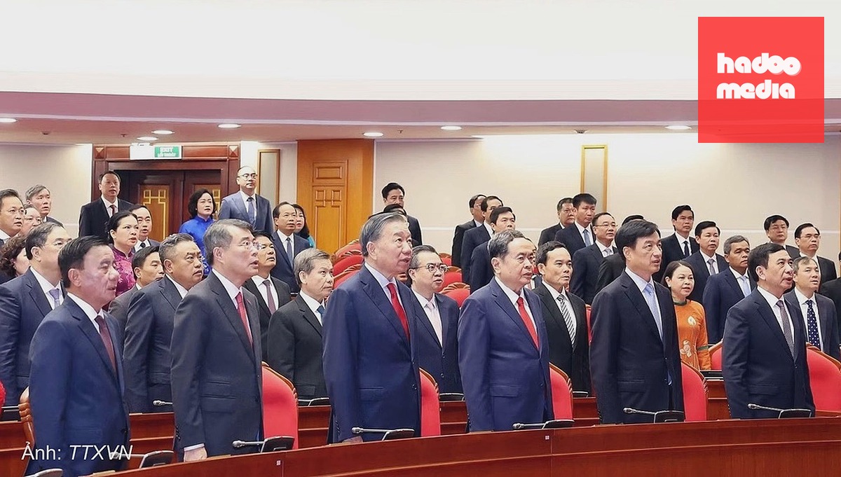 Tổng Bí thư, Chủ tịch nước Tô Lâm cùng lãnh đạo Đảng, Nhà nước làm lễ chào cờ tại phiên khai mạc Hội nghị Trung ương 4 khóa 14, sáng 5/10. Ảnh: TTXVN