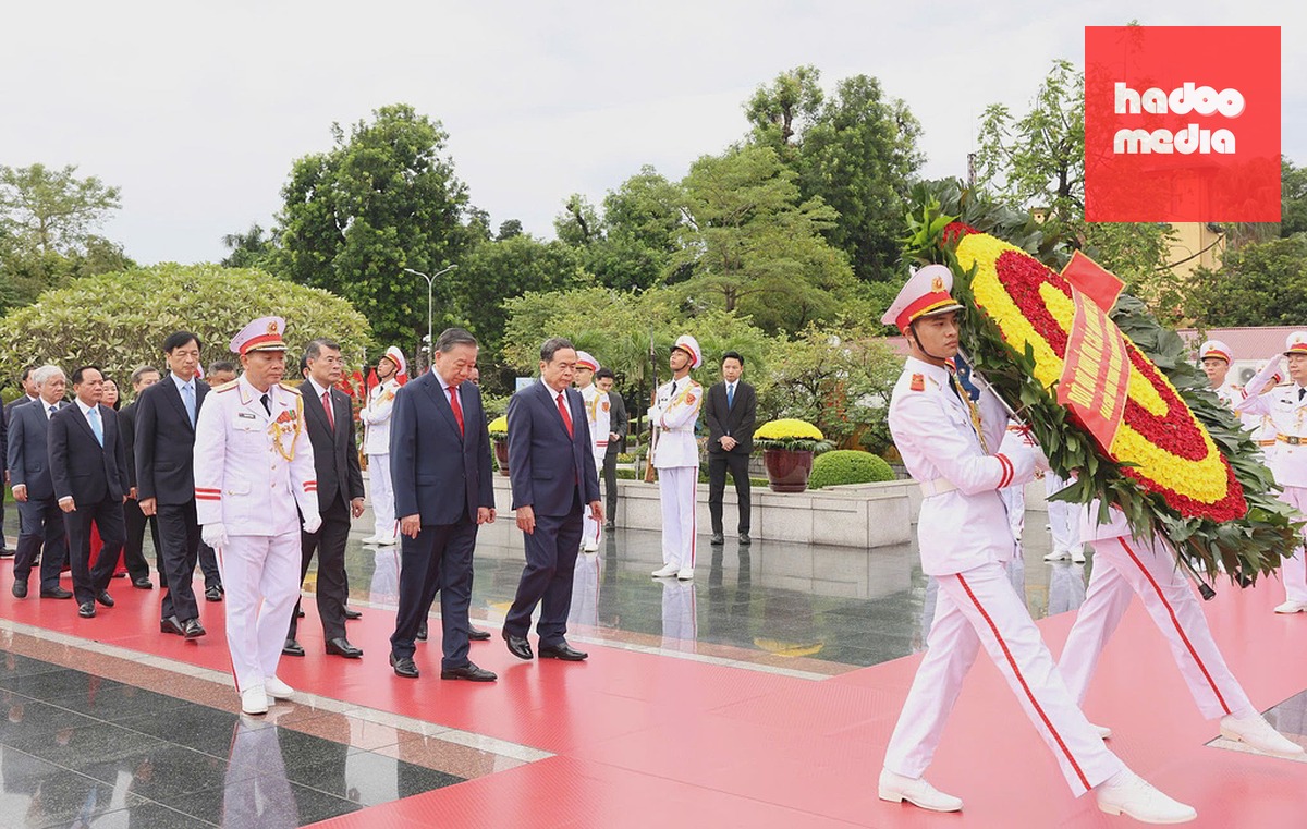 Tổng Bí thư, Chủ tịch nước Tô Lâm dẫn đầu đoàn đại biểu Ban Chấp hành Trung ương Đảng khóa 14 viếng liệt sĩ tại Đài tưởng niệm trên đường Bắc Sơn, sáng 5/10. Ảnh: Hoàng Phong
