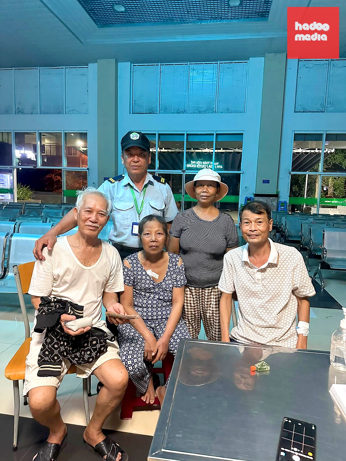 Ông Dương Tấn Quang (bìa trái), người ngồi kế bên là bà Phạm Thị Lệ và người chứng kiến việc giao nhận tiền là ông Bùi Hữu Tiên (bìa phải) - Ảnh: H.T.