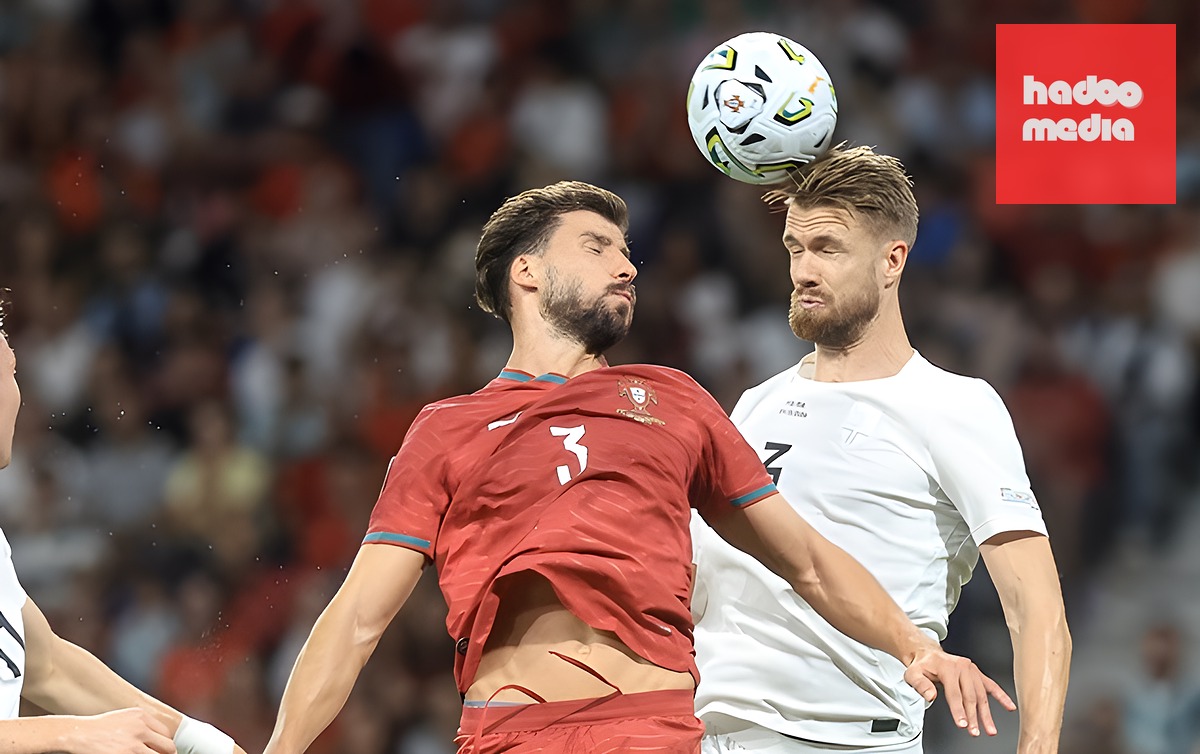 Ruben Dias - 7/10: Thủ lĩnh hàng phòng ngự đã hoàn thành xuất sắc nhiệm vụ khó khăn là phong tỏa người đồng đội tại Man City, Erling Haaland. Sự chắc chắn của anh là điểm tựa giúp Bồ Đào Nha chỉ phải chịu thông số bàn thắng kỳ vọng (xG) vỏn vẹn 0,59 suốt 90 phút. (Ảnh: EPA Images)