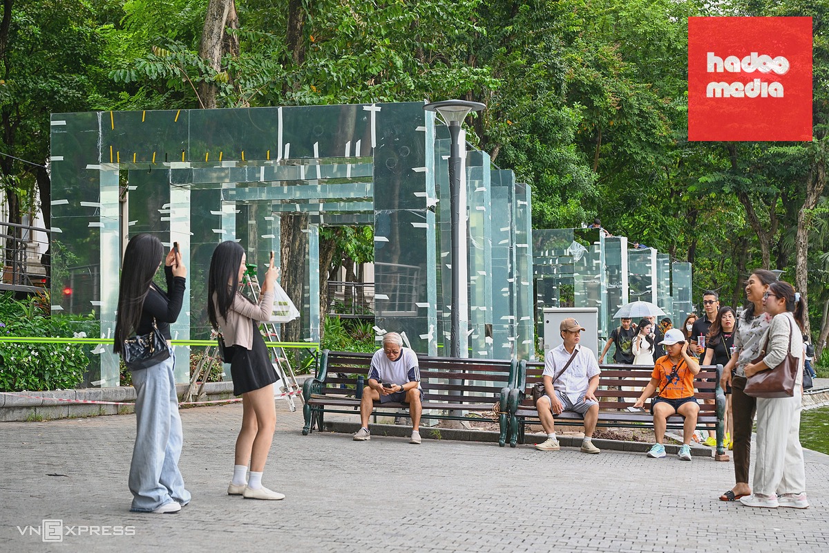 Cầu cạn uốn lượn bên Hồ Gươm tạo điểm nhấn nghệ thuật dịp kỷ niệm giải phóng Thủ đô
