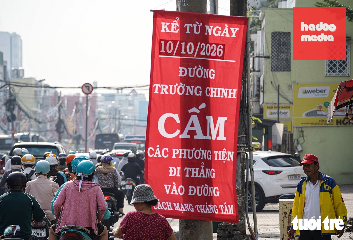 Sự điều chỉnh giao thông giao lộ đường Trường Chinh - Cách Mạng Tháng Tám - Lý Thường Kiệt - Hoàng Văn Thụ (khu vực thi công ga ST7) có hiệu lực từ ngày 10-10 - Ảnh: THUẬN VĂN