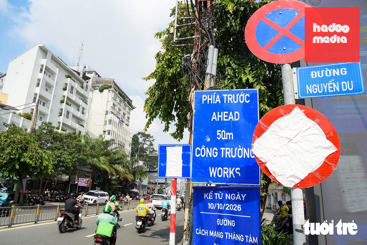 Tại ngã tư đường Cách Mạng Tháng Tám - Nguyễn Du, cơ quan chức năng đã lắp đặt xong các biển báo chờ đến ngày 10-10 sẽ tổ chức lưu thông 1 chiều trên đường Cách Mạng Tháng Tám (theo hướng từ đường Nguyễn Du đi đường Nguyễn Thị Minh Khai) - Ảnh: TRÍ ĐỨC