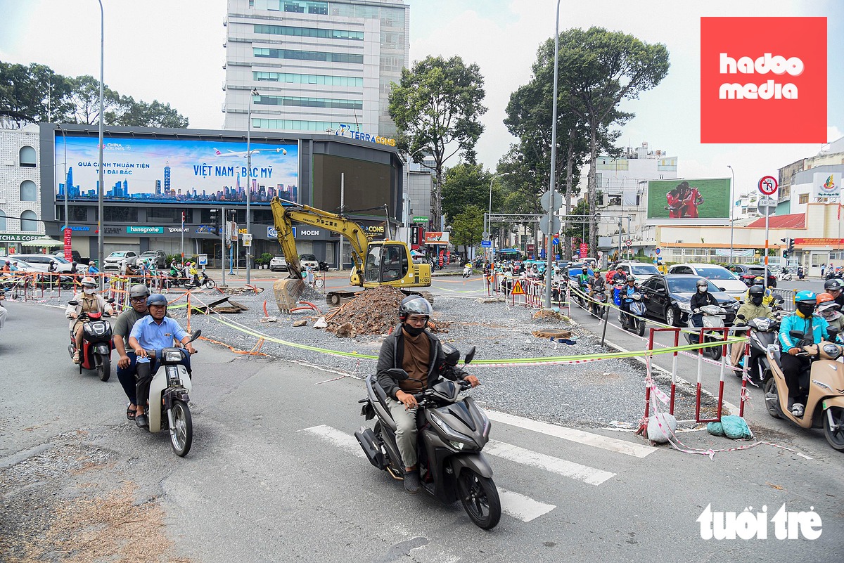 Tại ngã tư đường Cách Mạng Tháng Tám - Nguyễn Thị Minh Khai, đơn vị thi công đã rào chắn, tập kết máy móc thi công ga ST2 - Tao Đàn thuộc tuyến metro số 2 Bến Thành - Tham Lương - Ảnh: TRÍ ĐỨC