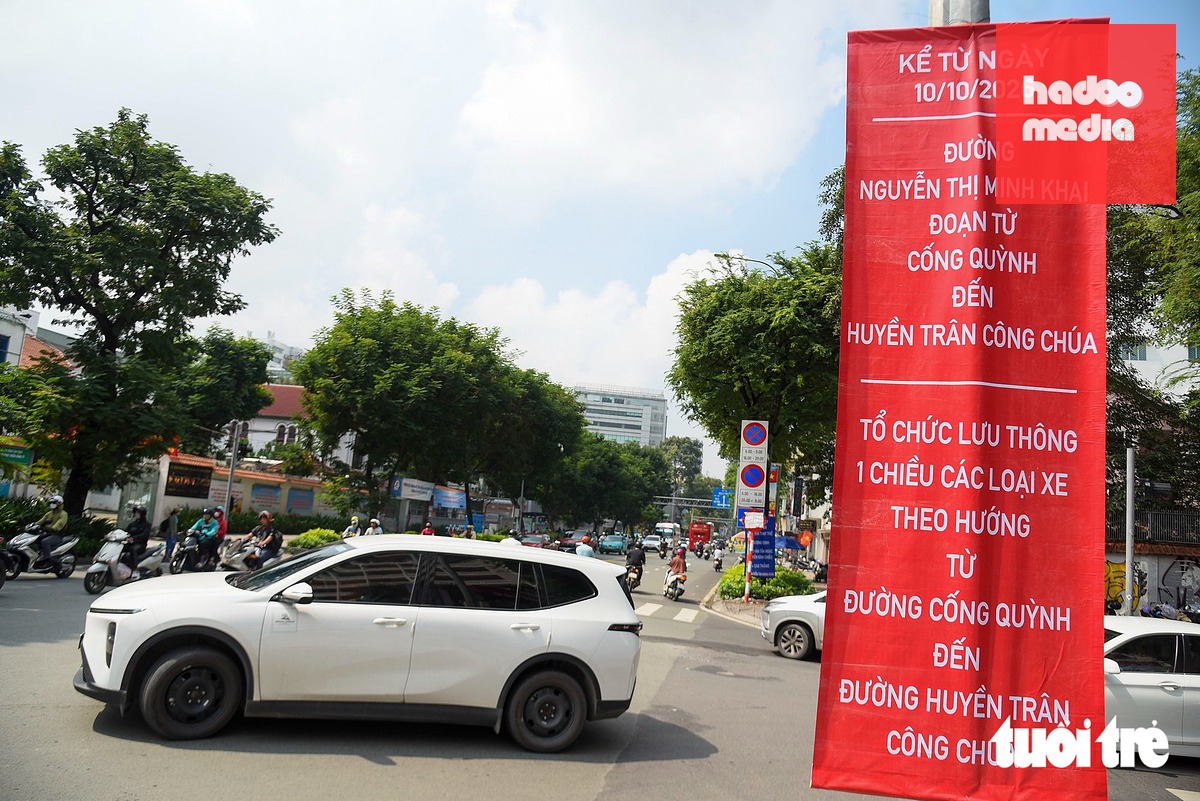 Dọc tuyến đường Nguyễn Thị Minh Khai, cơ quan chức năng treo nhiều pano thông báo tổ chức giao thông lại tuyến đường này thành 1 chiều (theo hướng từ đường Cống Quỳnh đi đường Huyền Trân Công Chúa) từ ngày 10-10 - Ảnh: TRÍ ĐỨC