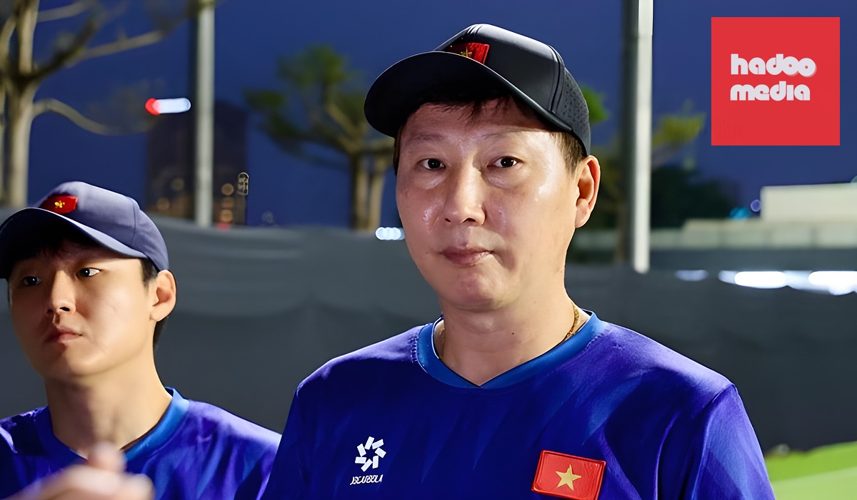 Huấn luyện viên Kim Sang-sik đối mặt nhiều vấn đề ở tuyển Việt Nam hiện tại. Ảnh: VFF