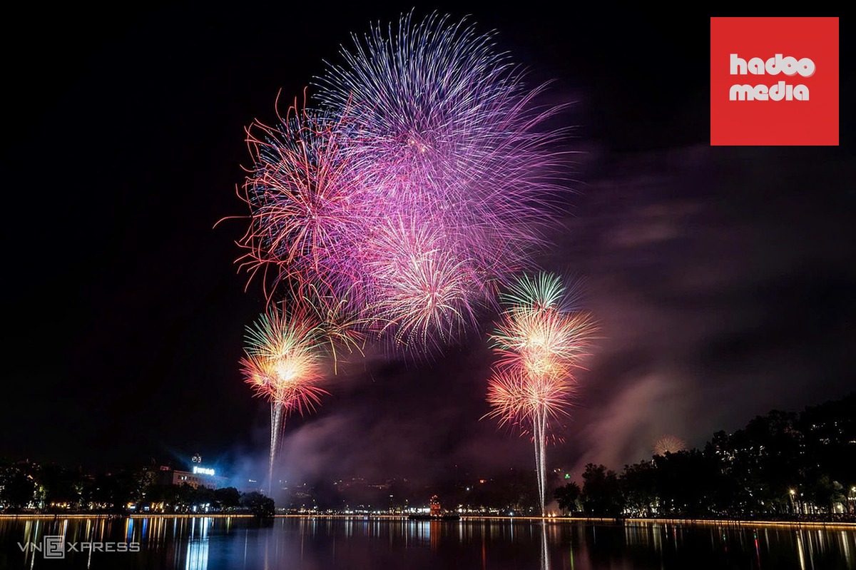 Bắn pháo hoa ở Hồ Gươm dịp 2/9. Ảnh: Giang Huy