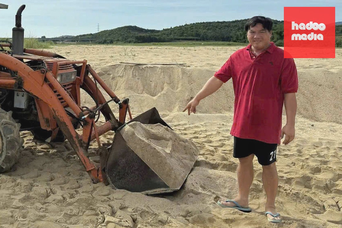 Bị can Cao Văn Tỉnh tại khu vực khai thác cát trộm ven sông Thu Bồn. Ảnh: Thành Huynh