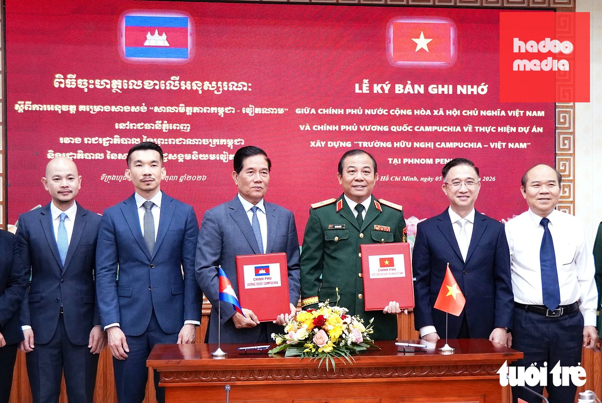 Thiếu tướng Vũ Văn Điền - Ủy viên Ban Thường vụ Thành ủy, Tư lệnh Bộ Tư lệnh TP.HCM (đại diện Chính phủ nước Cộng hòa xã hội chủ nghĩa Việt Nam) và ông Khuong Sreng - Đô trưởng thủ đô Phnom Penh (đại diện Chính phủ Vương quốc Campuchia) ký bản ghi nhớ về thực hiện dự án xây dựng Trường Hữu nghị Campuchia - Việt Nam tại Phnom Penh - Ảnh: KỲ PHONG