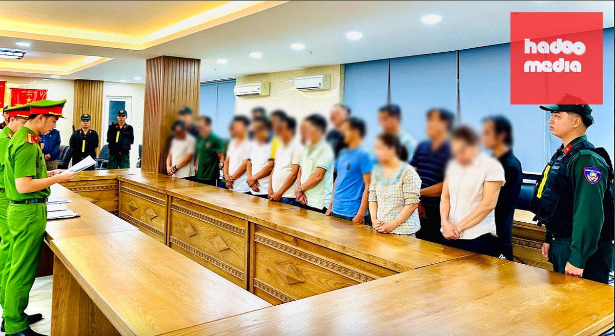 Cơ quan điều tra tống đạt các quyết định - Ảnh: C.A.