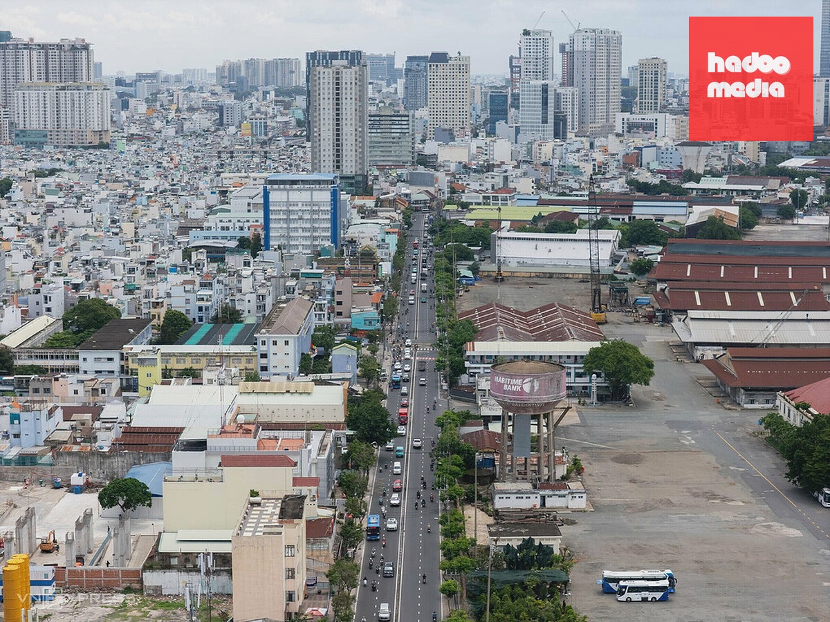 Khu vực cảng Nhà Rồng - Khánh Hội (trái) giáp đường Nguyễn Tất Thành (quận 4 cũ), tháng 6/2026. Ảnh: Quỳnh Trần