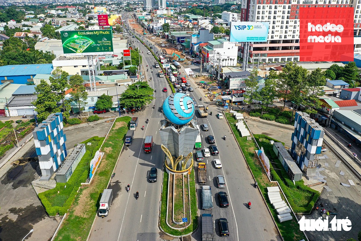 Tháo biểu tượng cổng chào Bình Dương cũ để mở rộng Quốc lộ 13 - Ảnh 2.