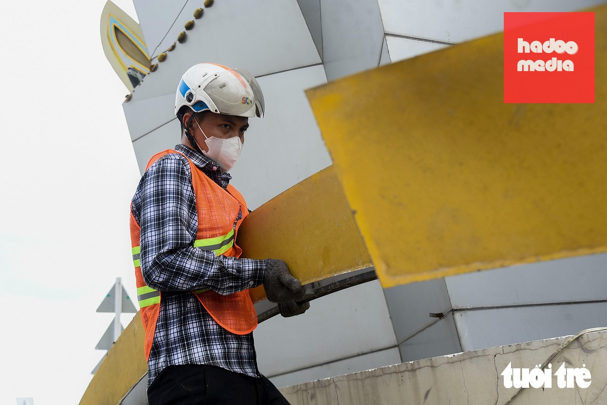 Tháo biểu tượng cổng chào Bình Dương cũ để mở rộng Quốc lộ 13 - Ảnh 7.