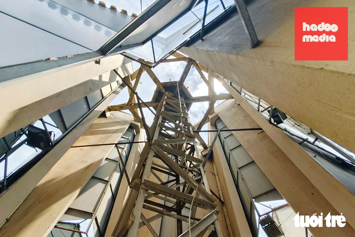Các kết cấu bên trong của trụ đỡ hiện nay. Việc tháo dỡ biểu tượng tại cửa ngõ này nhằm tạo mặt bằng cho dự án mở rộng quốc lộ 13 - Ảnh: TRÍ ĐỨC