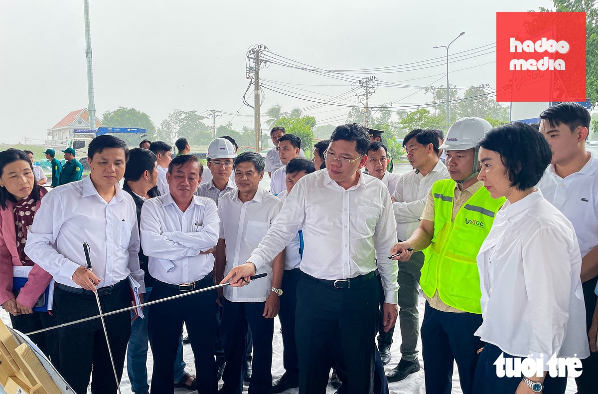 Phó chủ tịch UBND TP.HCM Hoàng Nguyên Dinh dẫn đầu đoàn công tác thành phố khảo sát nơi làm nút giao cao tốc Bến Lức - Long Thành với đường Rừng Sác - Ảnh: CHÂU TUẤN