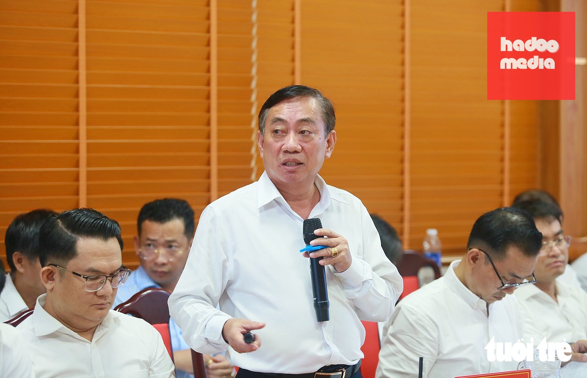 Ông Trịnh Linh Phương - Phó giám đốc Ban Quản lý dự án đầu tư xây dựng các công trình giao thông TP.HCM - trình bày tại cuộc họp - Ảnh: CHÂU TUẤN