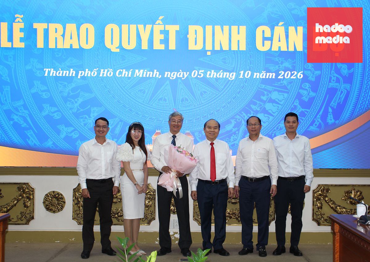 Phó chủ tịch UBND TP.HCM Trần Văn Bảy, lãnh đạo Văn phòng UBND TP.HCM, Viện Nghiên cứu phát triển thành phố tặng hoa chúc mừng ông Phạm Bình An - Ảnh: WEB UBND TP.HCM