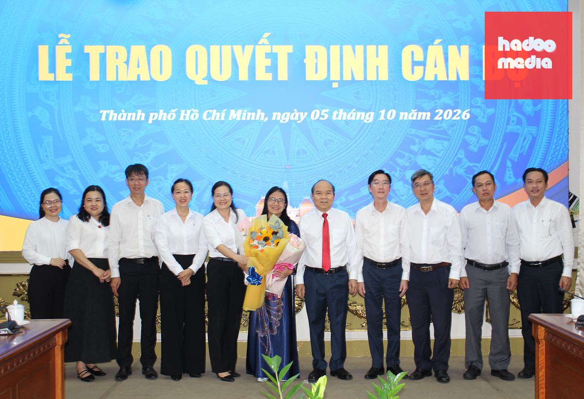 Phó chủ tịch UBND TP.HCM Trần Văn Bảy và lãnh đạo Sở Tư pháp tặng hoa chúc mừng bà Nguyễn Thị Phương Ngọc