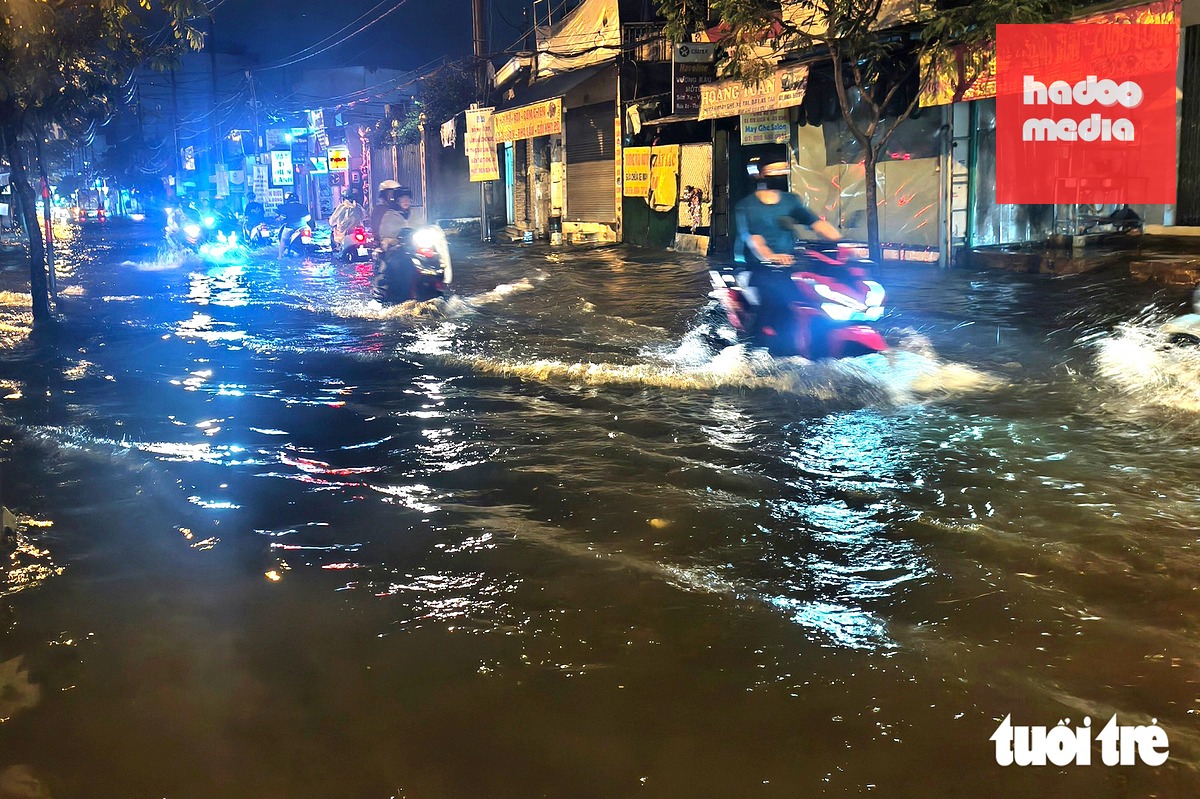 Xe máy nối đuôi nhau di chuyển trên đường Mã Lò vào tối 5-10 - Ảnh: NGỌC KHẢI