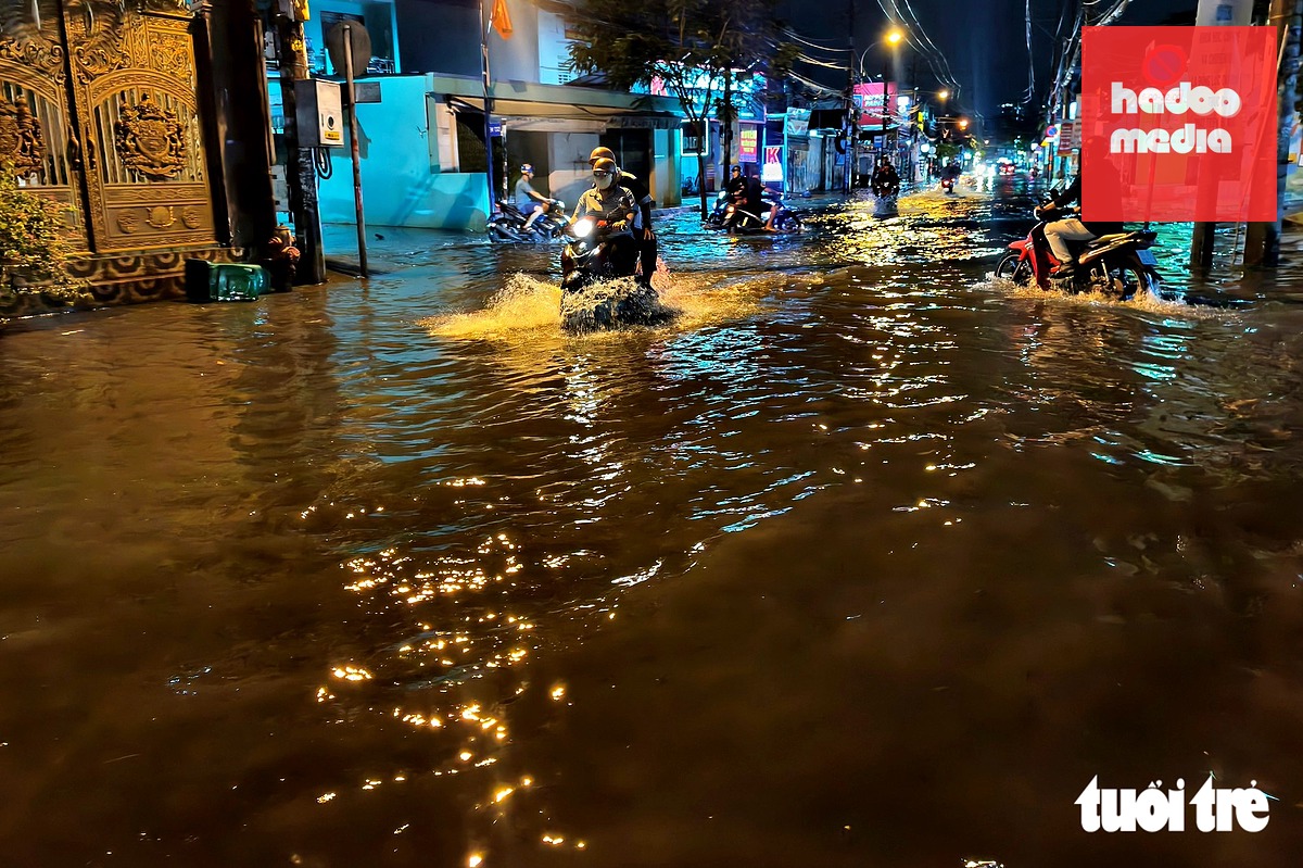 Đoạn đường Mã Lò khoảng vài trăm mét thường xảy ra ngập khi mưa lớn kéo dài - Ảnh: NGỌC KHẢI chụp tối 5-10