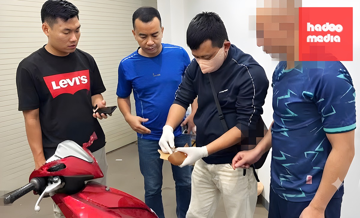 Lực lượng công an đưa người liên quan đến nơi cất giấu để thu hồi tài sản - Ảnh: Công an tỉnh Đắk Lắk
