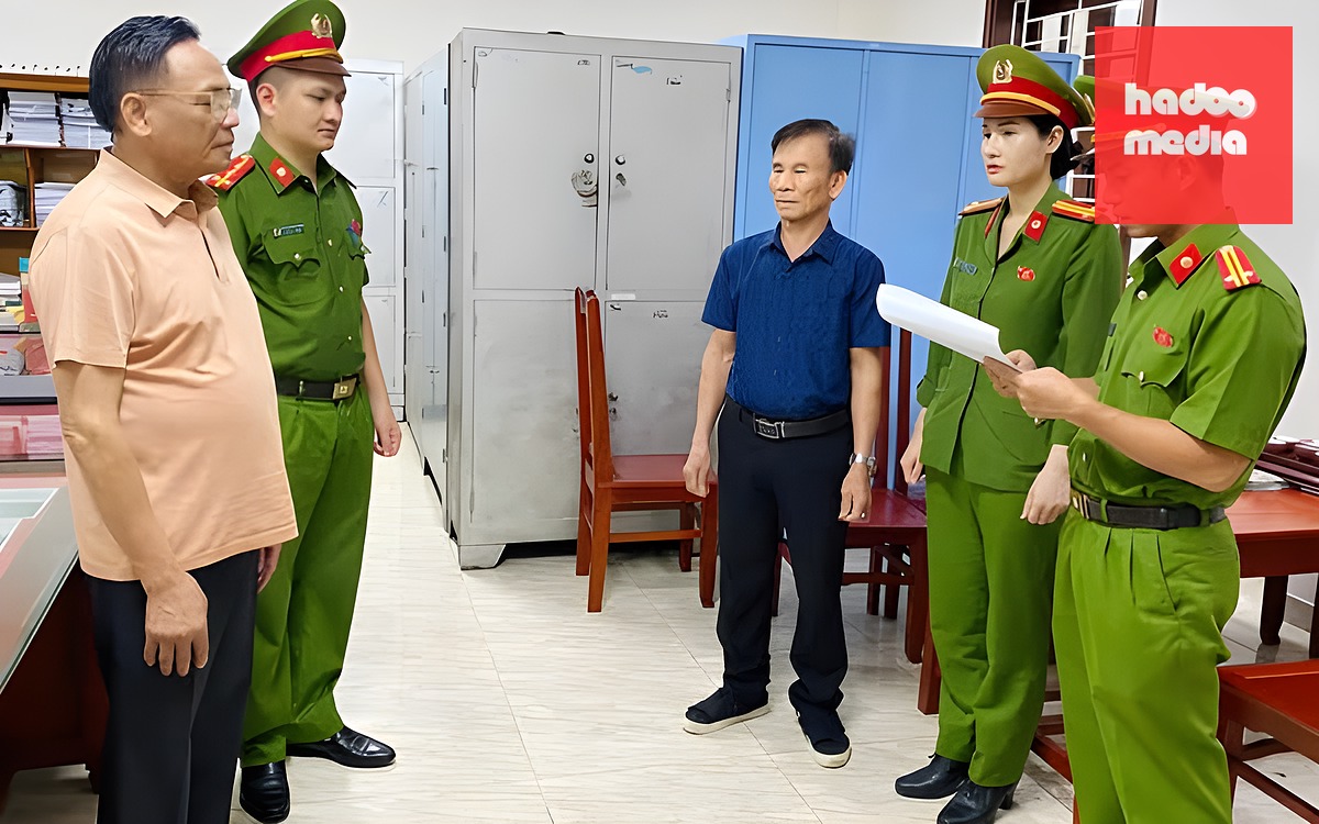 Công an tống đạt các quyết định tố tụng đối với bầu Đoan - Ảnh: CTV