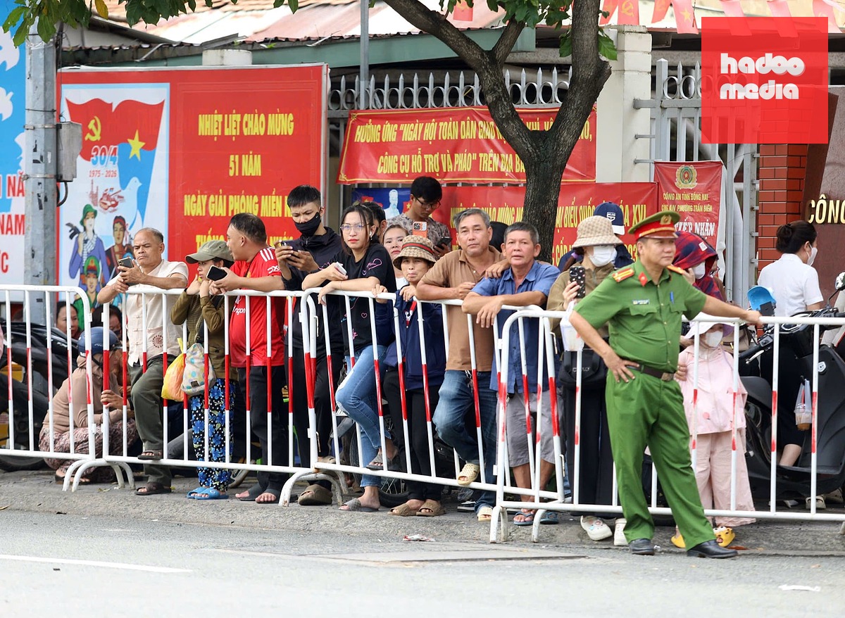 Người dân tập trung trước cổng tòa để theo dõi thông tin về vụ án - Ảnh: A LỘC