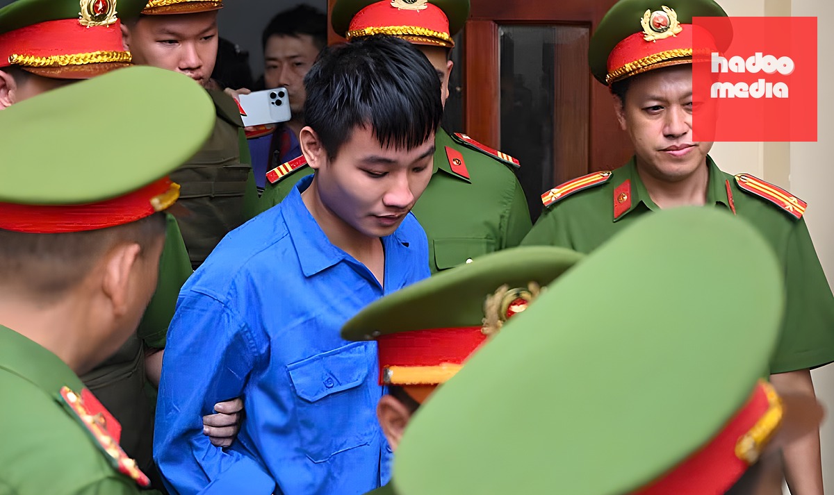 Nguyễn Đức Anh bị dẫn giải về trại giam sau phiên xử, trưa 6/10. Ảnh: Phạm Hải
