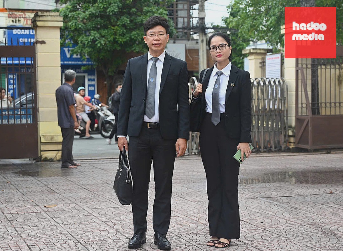Luật sư Đỗ Ngọc Thanh (trái) và Đậu Thị Quyên bảo vệ quyền và lợi ích hợp pháp cho gia đình nạn nhân. Ảnh: Phạm Hải