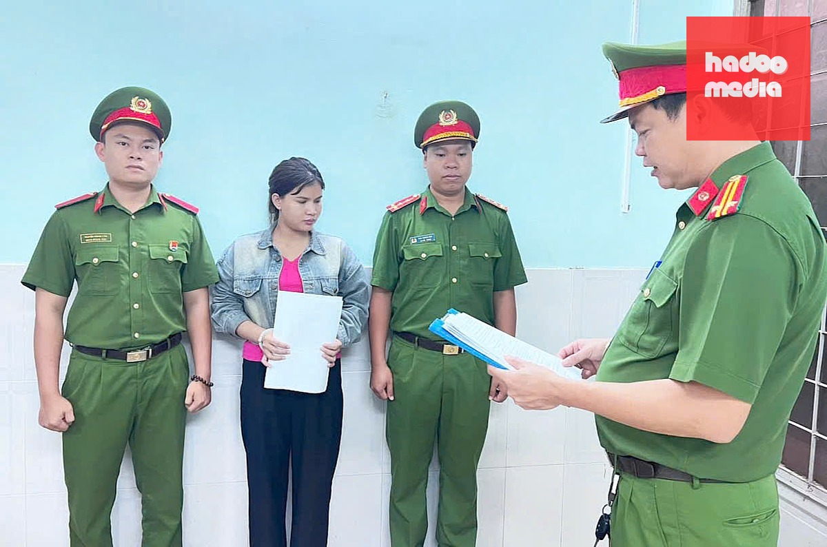 Cơ quan điều tra tống đạt quyết định khởi tố, lệnh bắt tạm giam đối với Như - Ảnh: HOÀI KHANH